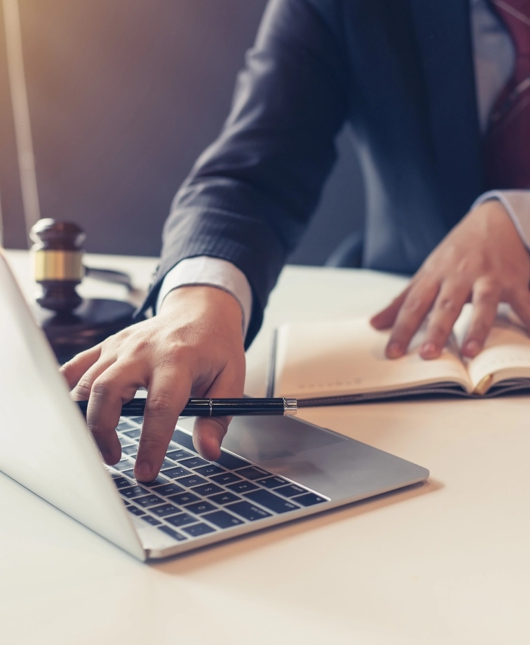 laptop, długopis w&nbsp;dłoni