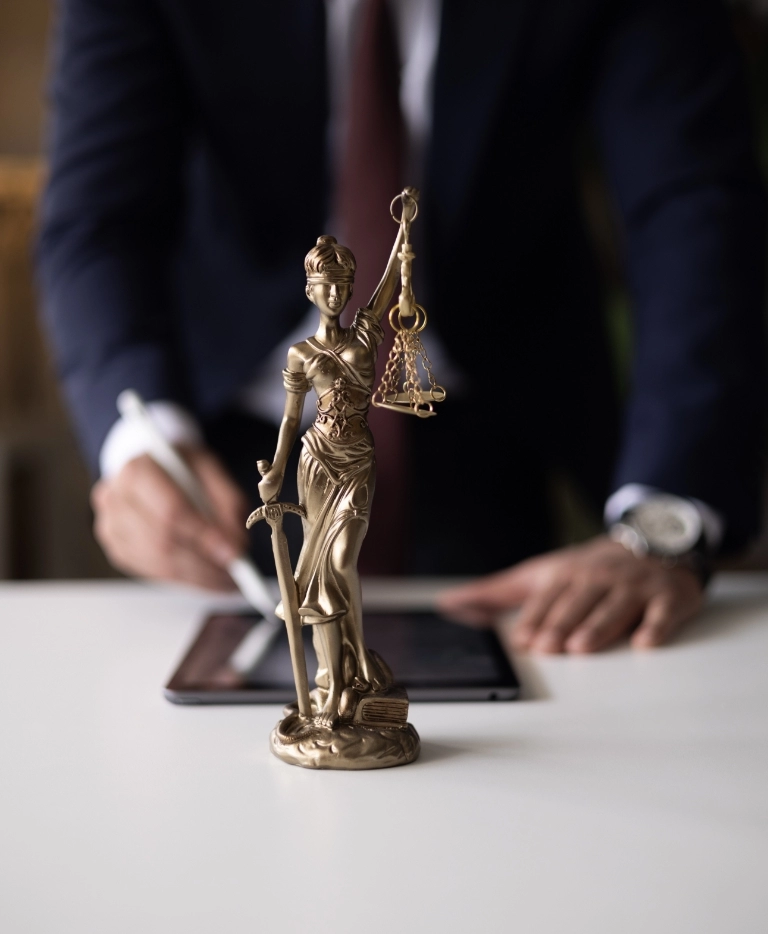 długopis w&nbsp;dłoni, temida