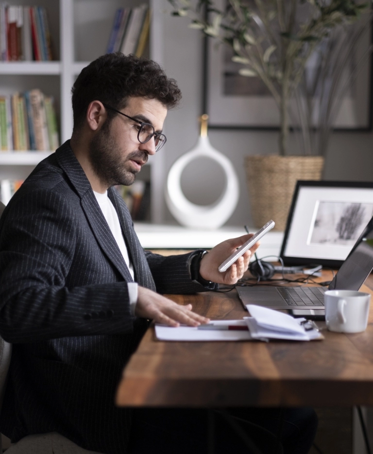 mężczyzna w&nbsp;okularach