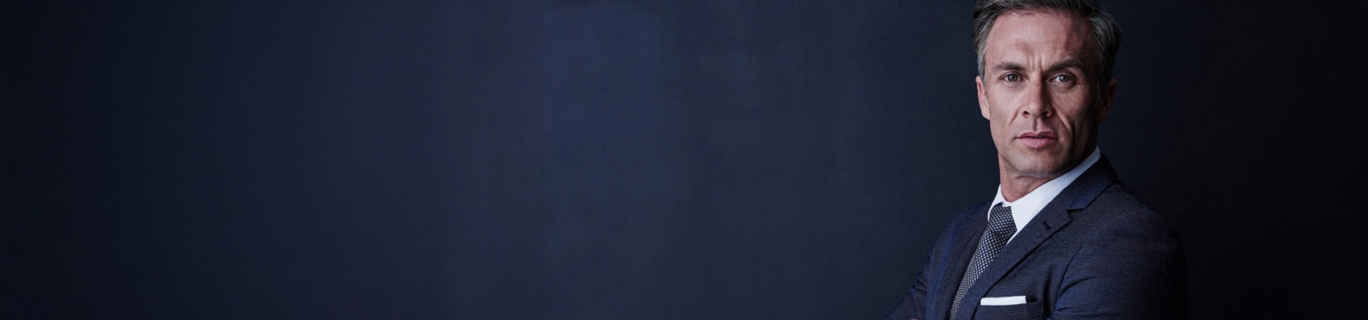 mężczyzna w garniturze