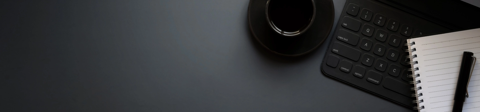 notes z długopisem, klawiatura